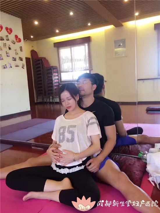 新生堂孕妇学校夫妻双人瑜伽