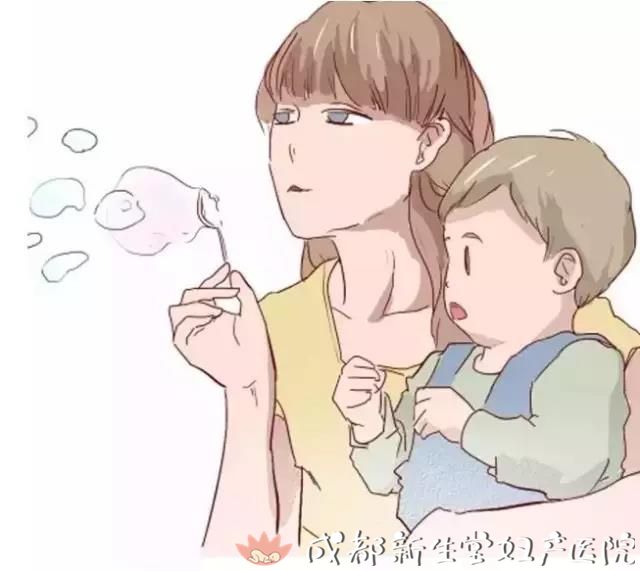 这一年:我30岁,孩子3岁 我周围有很多的朋友,还有很多的我喜欢的娱乐活动! 我有时候偶尔会觉得真是为这个小家伙操碎了心! 孩子刚刚上幼儿园,看着他小小的坚强的背影,心中又喜悦又有点小小的心酸。离别了一整天,孩子看到我高兴地奔跑过来,扑在我的怀里,说:妈妈我想你了。那一刻,抱着孩子就像抱着整个世界。而我真的就是孩子的整个世界! 这一年:我33岁,孩子6岁 正当年的我,工作压力很大,甚至连聚会的时间都很少! 呵呵,真的是费尽了心思在他能上好学校的问题上了,总算踏实了。 孩子终于上小学了,这是多么值得纪念