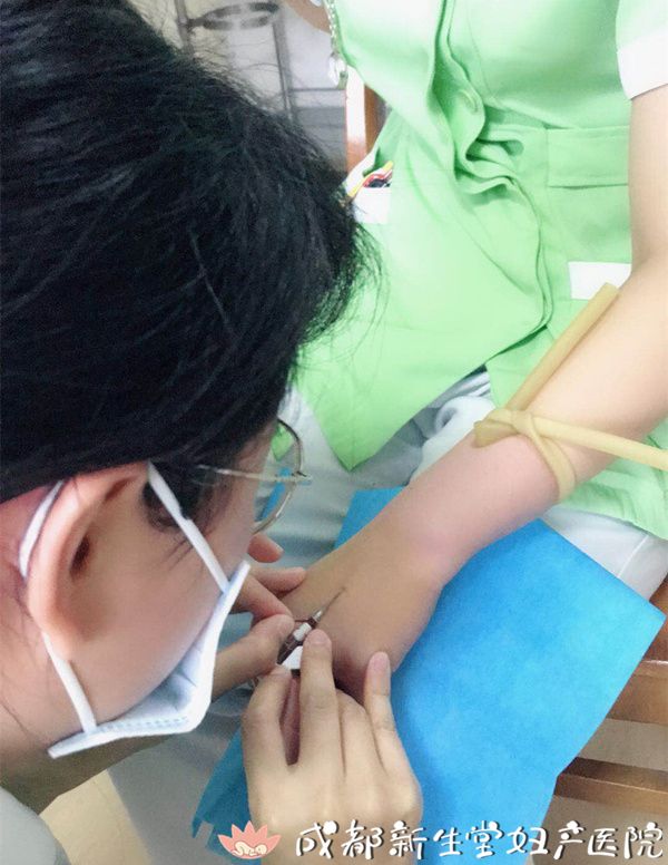 你们想要带回家的护士妹妹是这样练习扎针技术的!