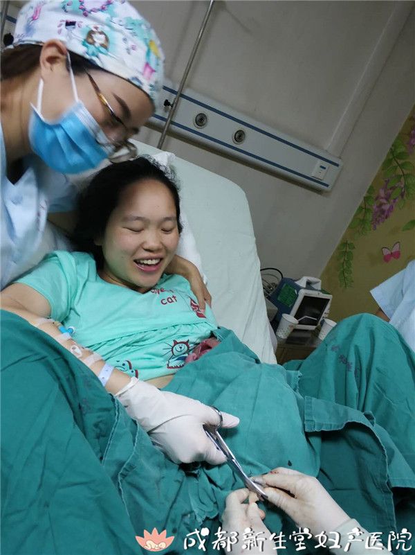 那个孕期坚持接生的新生堂助产士生了!