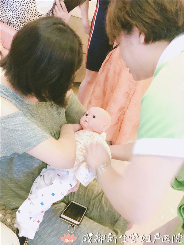 一,对母亲①哺乳可以帮助妈妈体型的恢复.