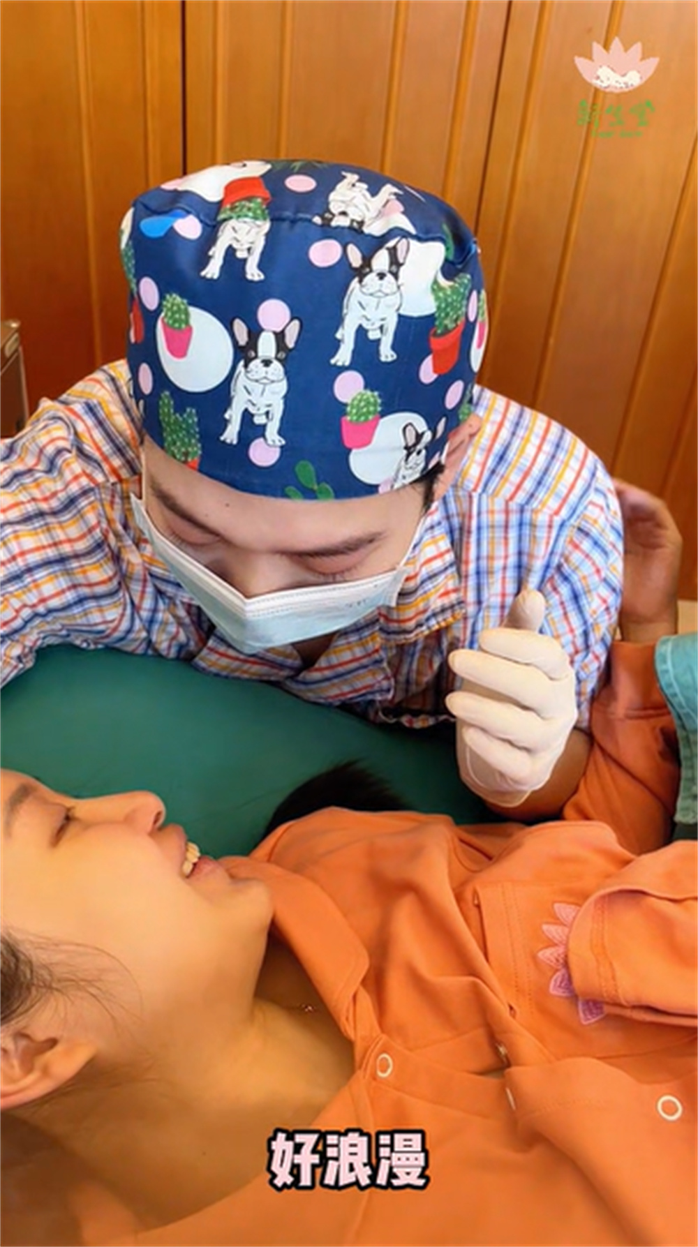 【视频】妈妈顺产成功，爸爸温柔地注视着妈妈，眼神里全是疼惜-成都新生堂妇女儿童医院,成都妇产医院,成都高水平的妇产医院,成都专业的妇产医院,新生堂妇产医院,成都顺产医院,瘢痕子宫,母乳喂养,侧切