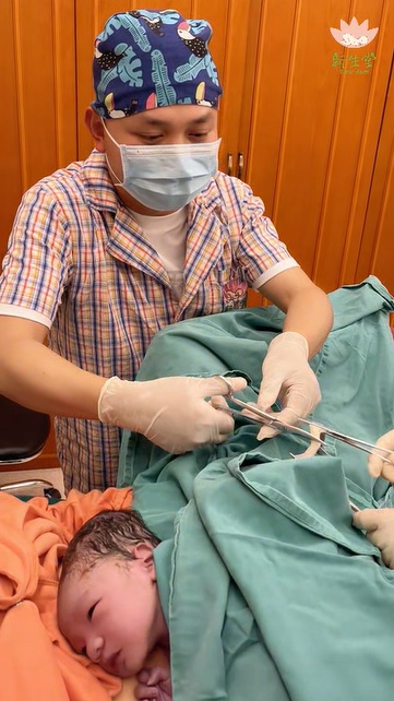 【视频】小宝贝趴在妈妈胸口听着熟悉的心跳，乖乖等着爸爸剪脐带，这画面好温馨哟-成都新生堂妇女儿童医院,成都妇产医院,成都高水平的妇产医院,成都专业的妇产医院,新生堂妇产医院,成都顺产医院,瘢痕子宫,母乳喂养,侧切
