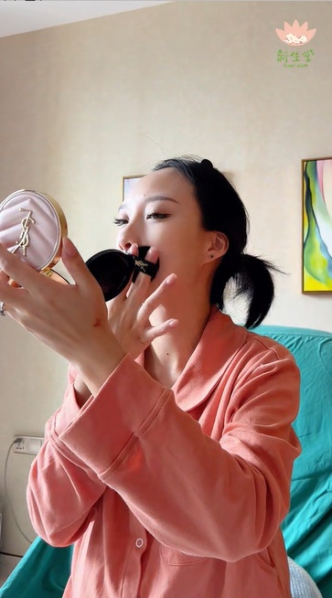 【视频】自然发作的妈妈整个状态超放松，一边开开心心地聊天，一边化着美美的妆，等待和二宝的相见-成都新生堂妇女儿童医院,成都妇产医院,成都高水平的妇产医院,成都专业的妇产医院,新生堂妇产医院,成都顺产医院,瘢痕子宫,母乳喂养,侧切