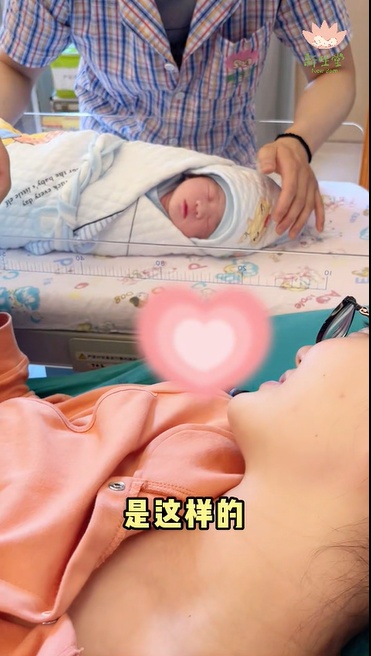 【视频】看着宝宝可爱的模样，爸爸妈妈的眼睛里是藏不住的爱意-成都新生堂妇女儿童医院,成都妇产医院,成都高水平的妇产医院,成都专业的妇产医院,新生堂妇产医院,成都顺产医院,瘢痕子宫,母乳喂养,侧切