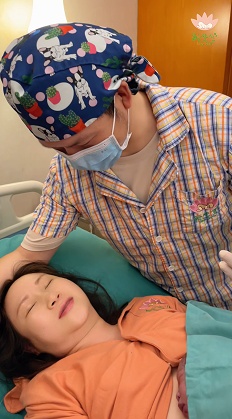 【视频】这位瘢痕子宫妈妈，用勇气续写爱的篇章-成都新生堂妇女儿童医院,成都妇产医院,成都高水平的妇产医院,成都专业的妇产医院,新生堂妇产医院,成都顺产医院,瘢痕子宫,母乳喂养,侧切