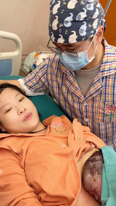 【视频】来自母体的温度，是宝宝降临人世后第一份“安心”-成都新生堂妇女儿童医院,成都妇产医院,成都高水平的妇产医院,成都专业的妇产医院,新生堂妇产医院,成都顺产医院,瘢痕子宫,母乳喂养,侧切