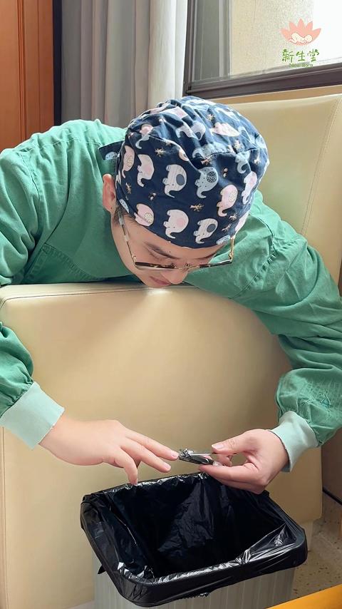 【视频】细心的爸爸先剪指甲，再迎接宝贝-成都新生堂妇女儿童医院,成都妇产医院,成都高水平的妇产医院,成都专业的妇产医院,新生堂妇产医院,成都顺产医院,瘢痕子宫,母乳喂养,侧切