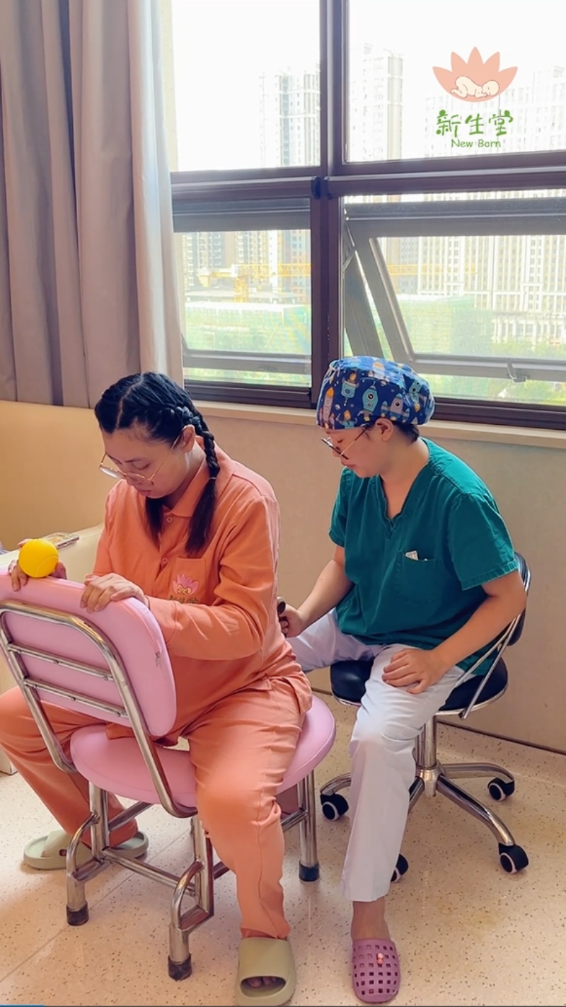 【视频】待产的妈妈温柔耐受着一轮轮宫缩，温馨产房里轻音乐缓缓流淌，导乐温柔按摩着妈妈的腰背。每一次的坠胀不适感，都是小宝贝在悄悄和妈妈打招呼呀✨-成都新生堂妇女儿童医院,成都妇产医院,成都高水平的妇产医院,成都专业的妇产医院,新生堂妇产医院,成都顺产医院,瘢痕子宫,母乳喂养,侧切