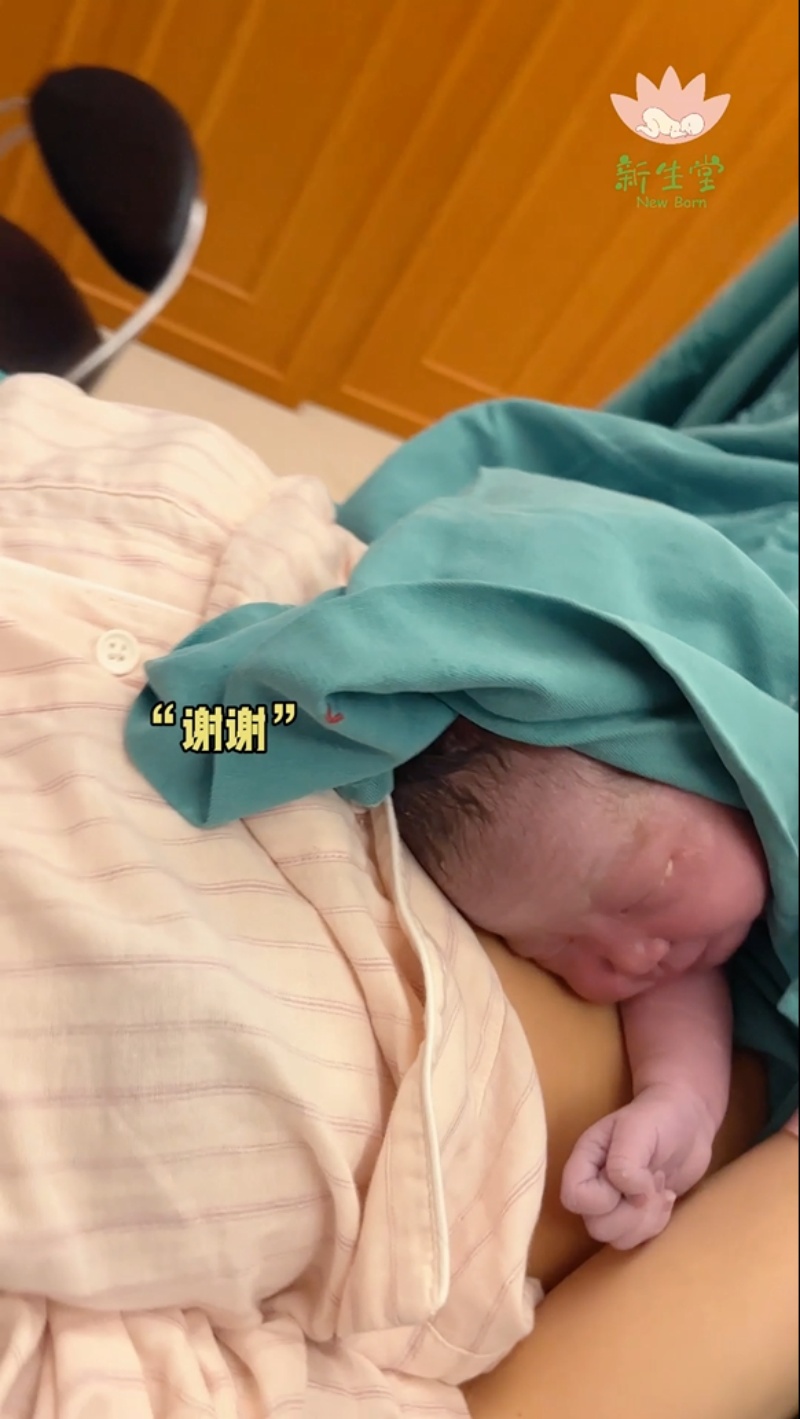 【视频】小公主登场啦，一头扎进妈妈怀里乖乖趴着，安安静静不哭不闹也太暖心啦-成都新生堂妇女儿童医院,成都妇产医院,成都高水平的妇产医院,成都专业的妇产医院,新生堂妇产医院,成都顺产医院,瘢痕子宫,母乳喂养,侧切