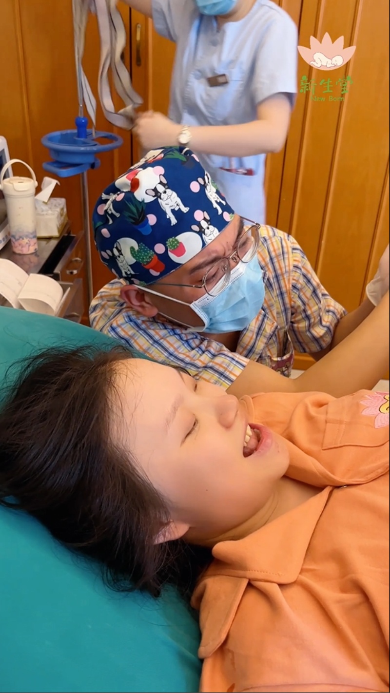 【视频】宝宝顺利降生的瞬间，妈妈开心不停呼唤小宝宝，一旁爸爸激动得红了眼眶掉眼泪，满是幸福感-成都新生堂妇女儿童医院,成都妇产医院,成都高水平的妇产医院,成都专业的妇产医院,新生堂妇产医院,成都顺产医院,瘢痕子宫,母乳喂养,侧切