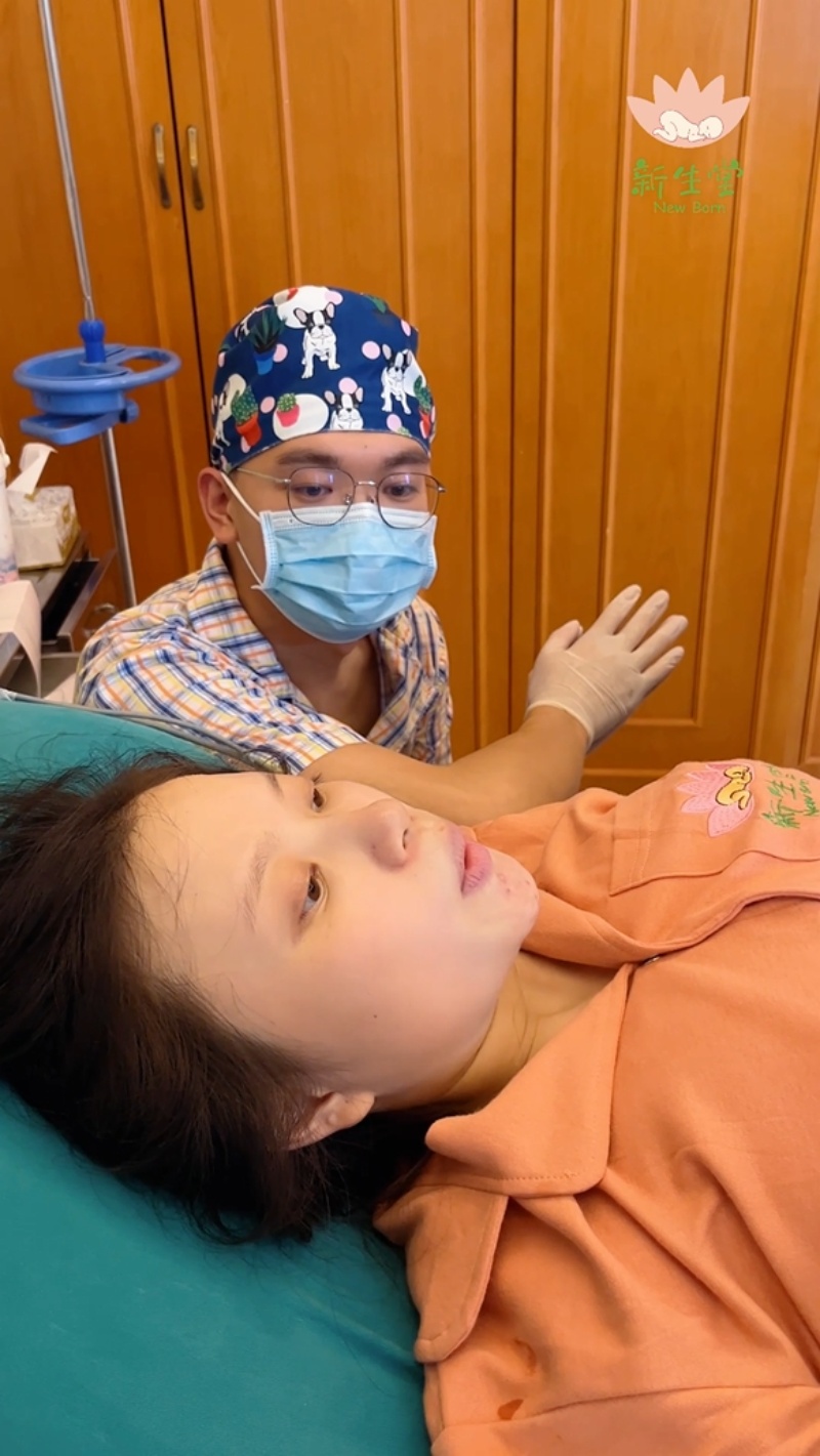 【视频】产房里爸爸全程在线，认真陪着妈妈指导呼吸，看得出来孕期呼吸指导课有好好认真学习-成都新生堂妇女儿童医院,成都妇产医院,成都高水平的妇产医院,成都专业的妇产医院,新生堂妇产医院,成都顺产医院,瘢痕子宫,母乳喂养,侧切