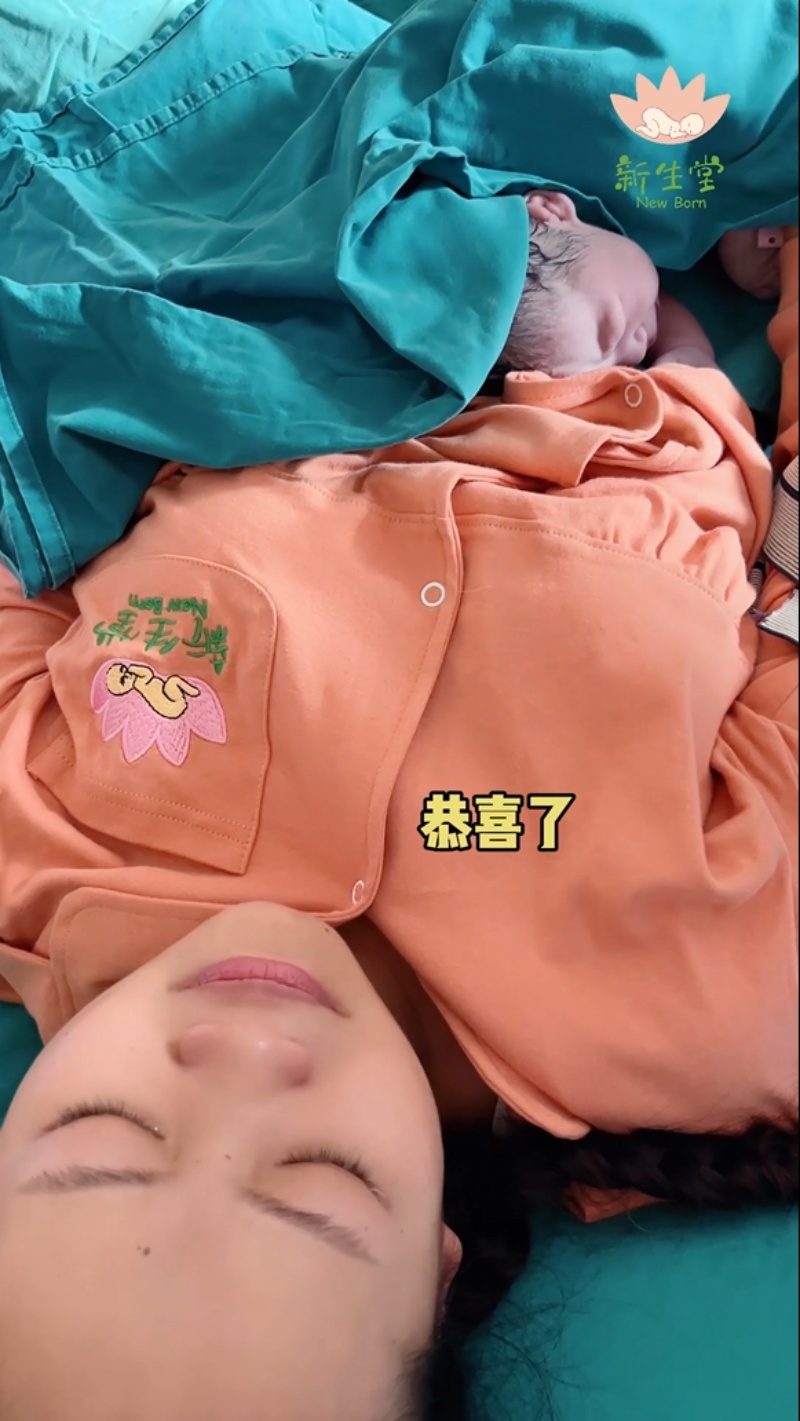 【视频】小家伙轻轻放到妈妈怀中，妈妈轻声安抚宝宝，眼角却悄悄滑落幸福的泪水，这一刻万般温柔-成都新生堂妇女儿童医院,成都妇产医院,成都高水平的妇产医院,成都专业的妇产医院,新生堂妇产医院,成都顺产医院,瘢痕子宫,母乳喂养,侧切