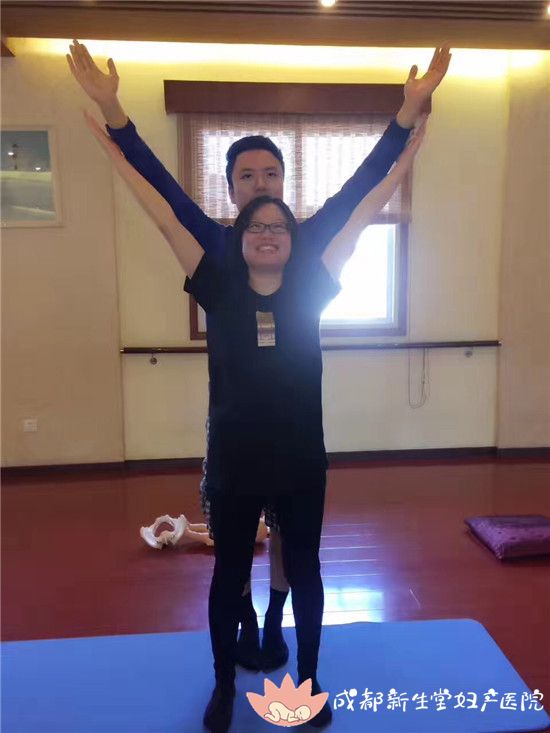 新生堂孕妇学校夫妻双人瑜伽