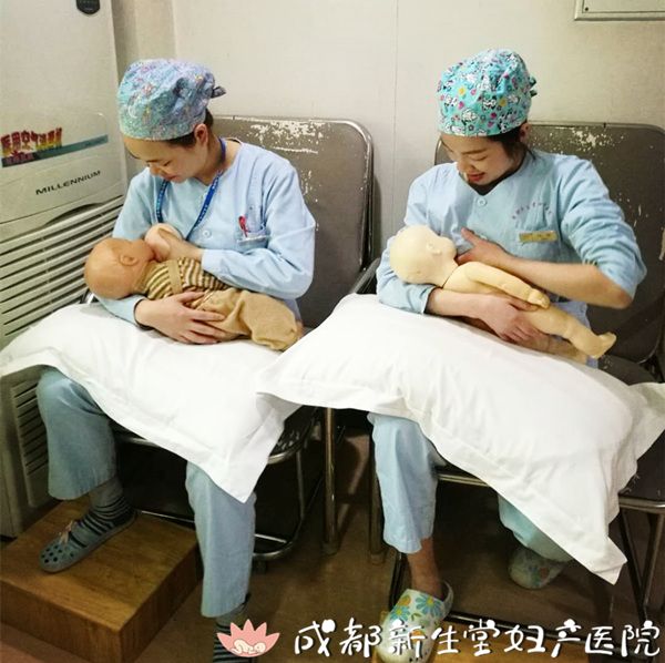 韩老师和助产士肖敏老师抱着"宝宝"用坐位和环抱式姿势喂奶↓↓↓超